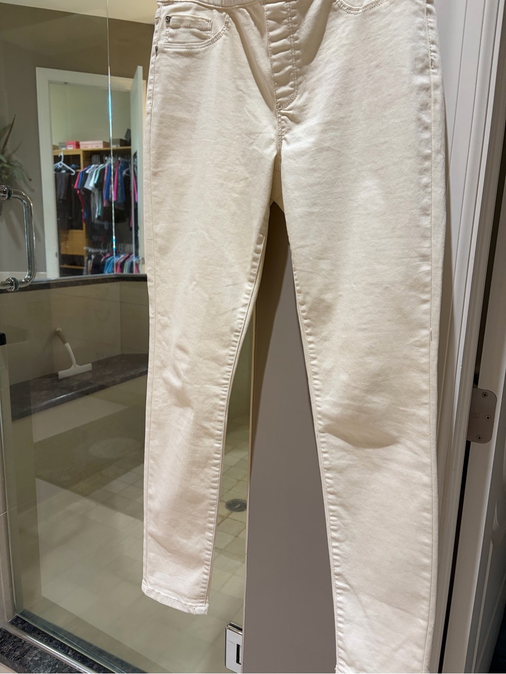 CHARLIE B Slim Ankle Jeans in Cream